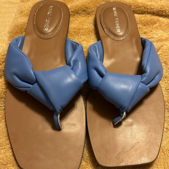 NWT, Marc Fisher designed elegant flip flop sandals. SKY BLUE leather, size 8M. - Picture 7 of 11